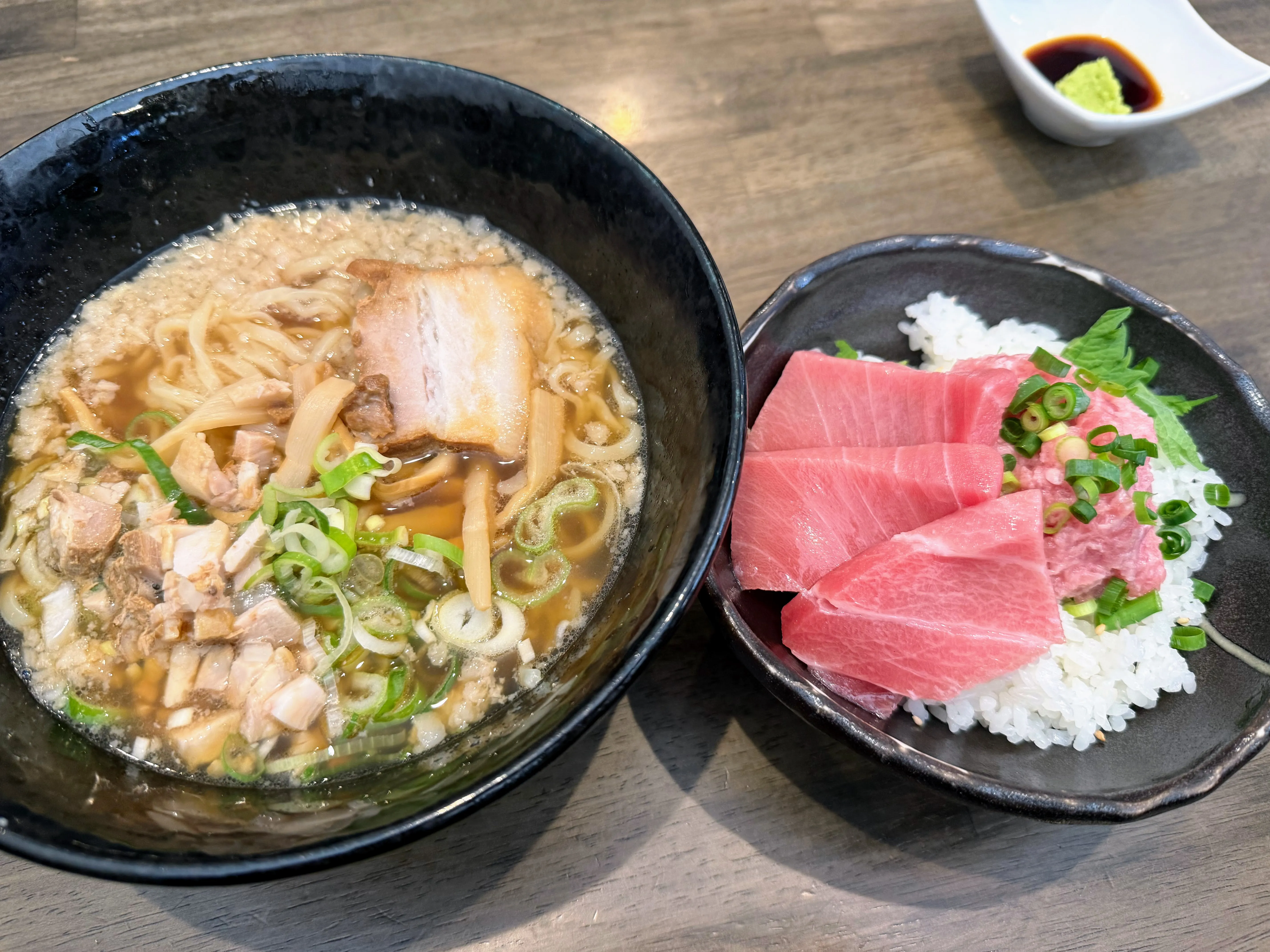 喜多方食堂 麺や玄 佐倉分店のレディースセット。喜多方ラーメンとまぐろ丼が並んでいる