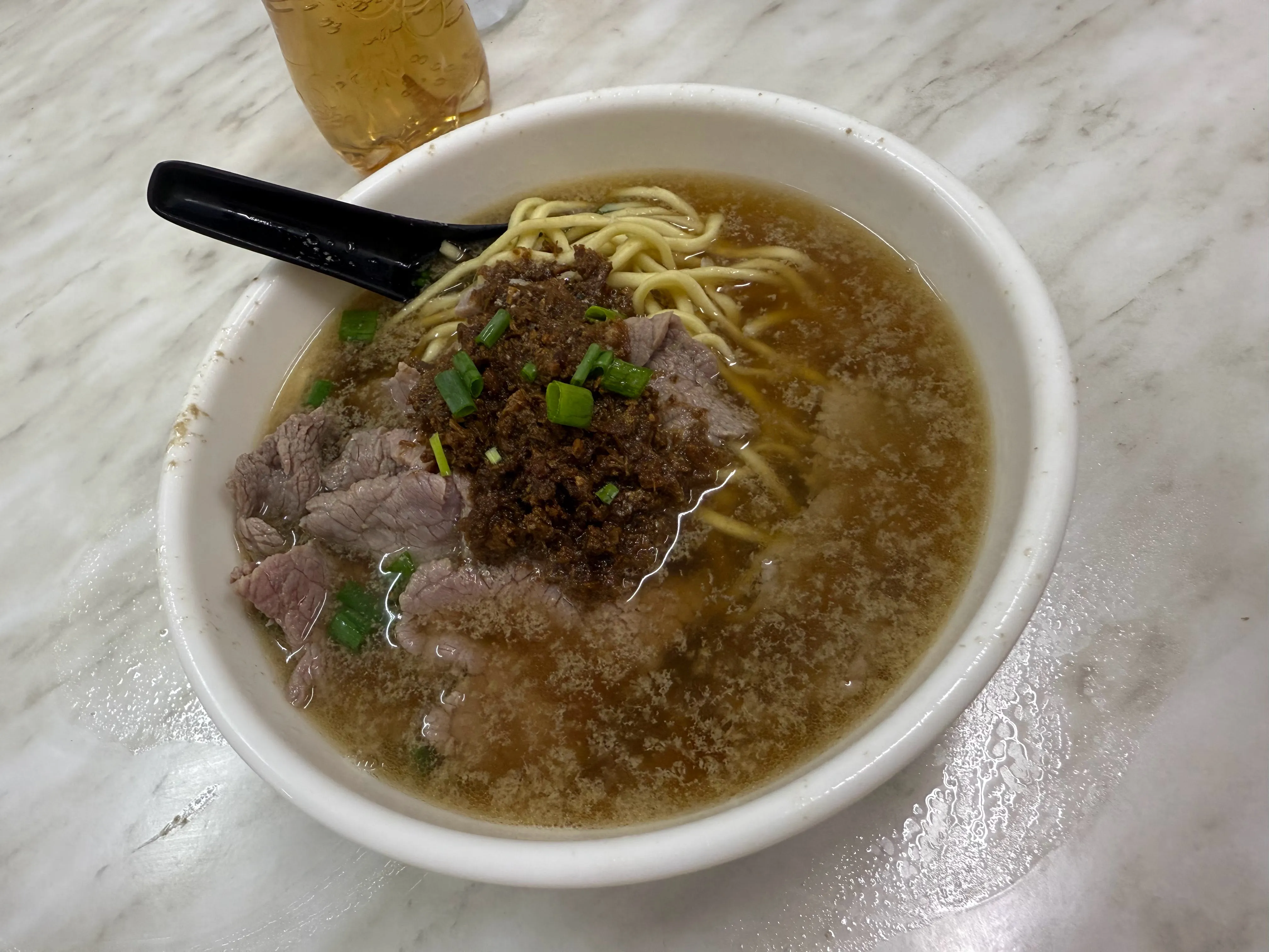Sin Kiew Yee Shin Kee Beef Noodlesの牛肉麺。薄切り牛肉とフライドエシャロット、青ねぎがのっている
