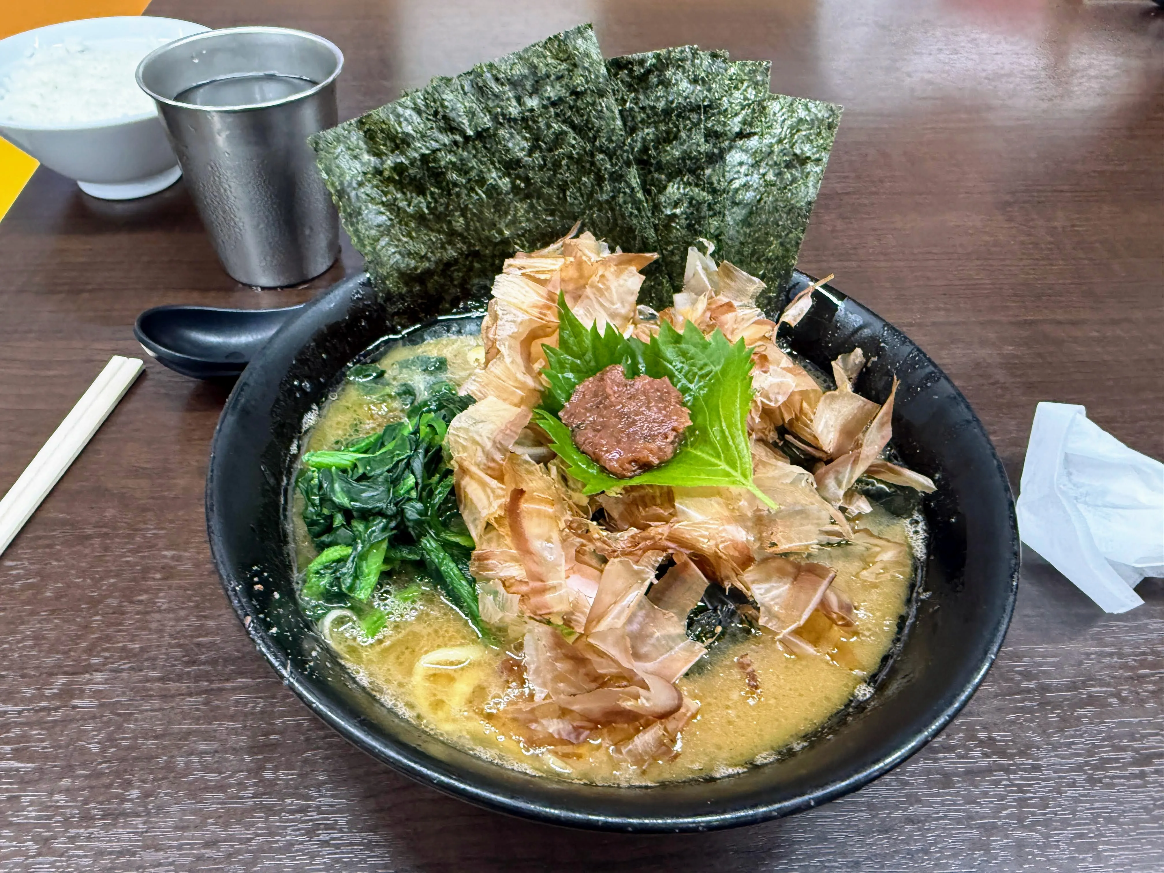 杉田家の和風ラーメン。鰹節・大葉・梅肉がたっぷりとのっている