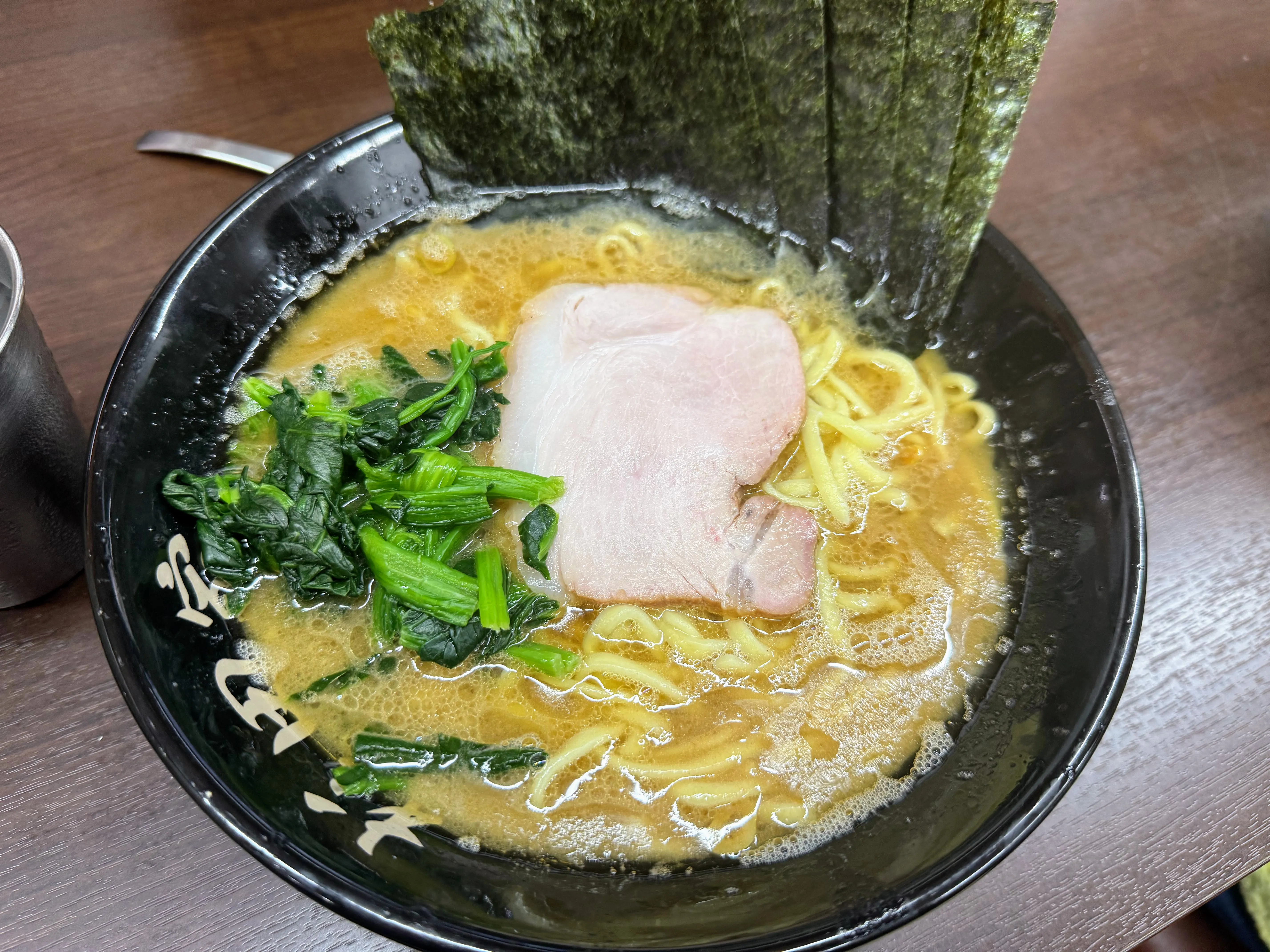 杉田家のラーメン。厚切りチャーシューと青菜、大判の海苔がのっている