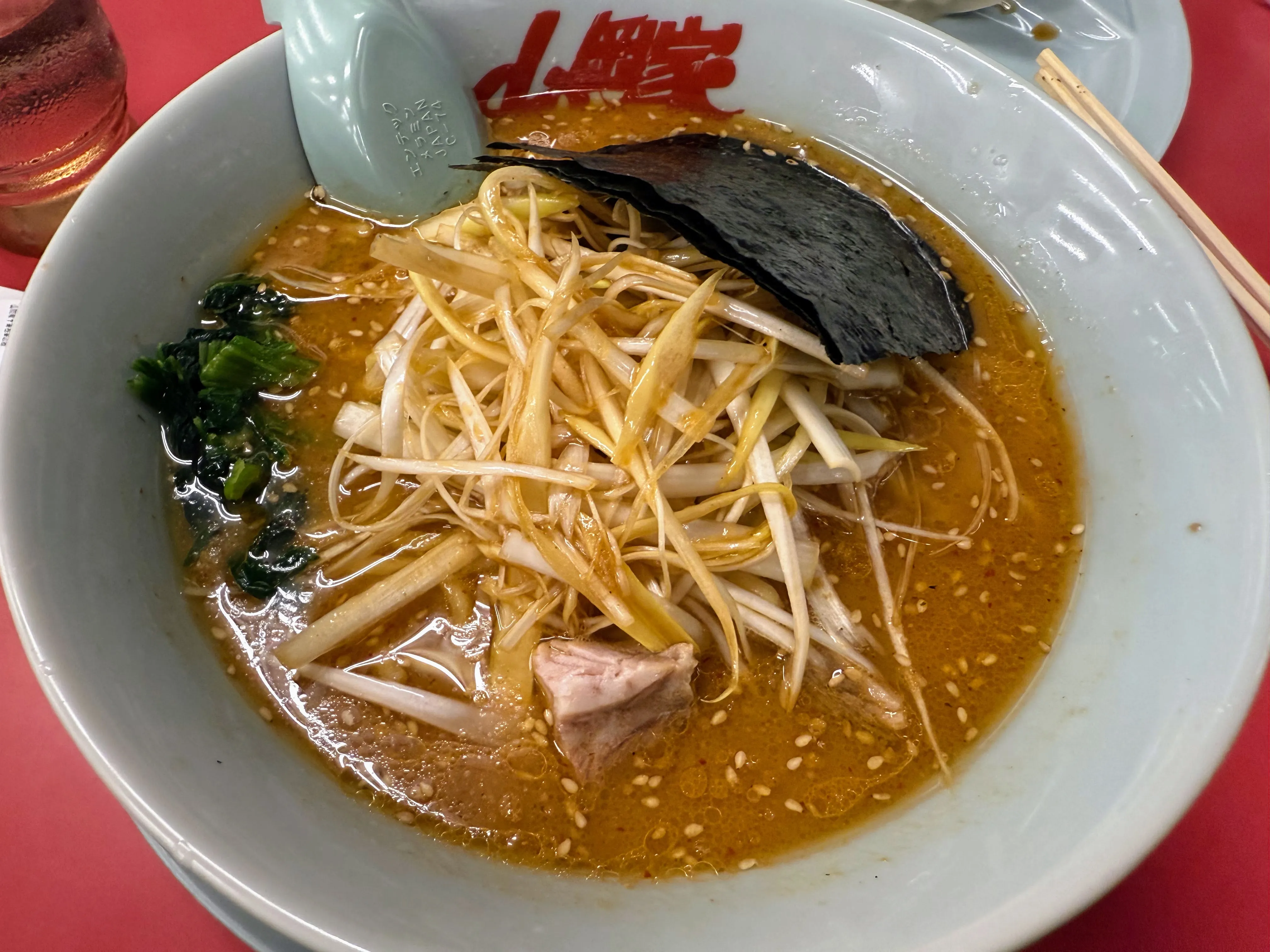 ラーメン山岡家のラーメン。味噌ベースのスープに白髪ねぎがたっぷりのっている
