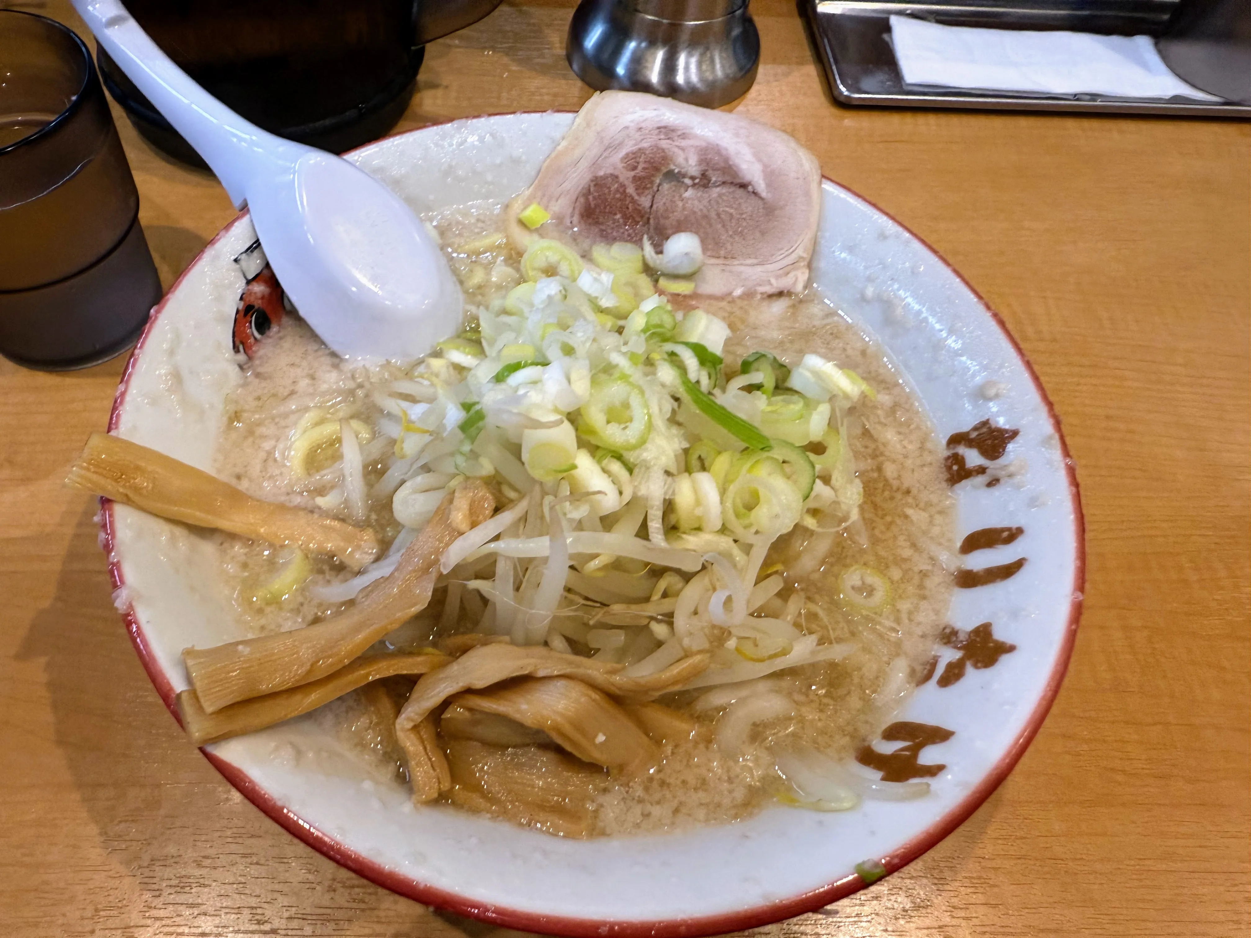 こってりらーめんなりたけのラーメン。白髪ねぎ・もやし・メンマがたっぷりのっている