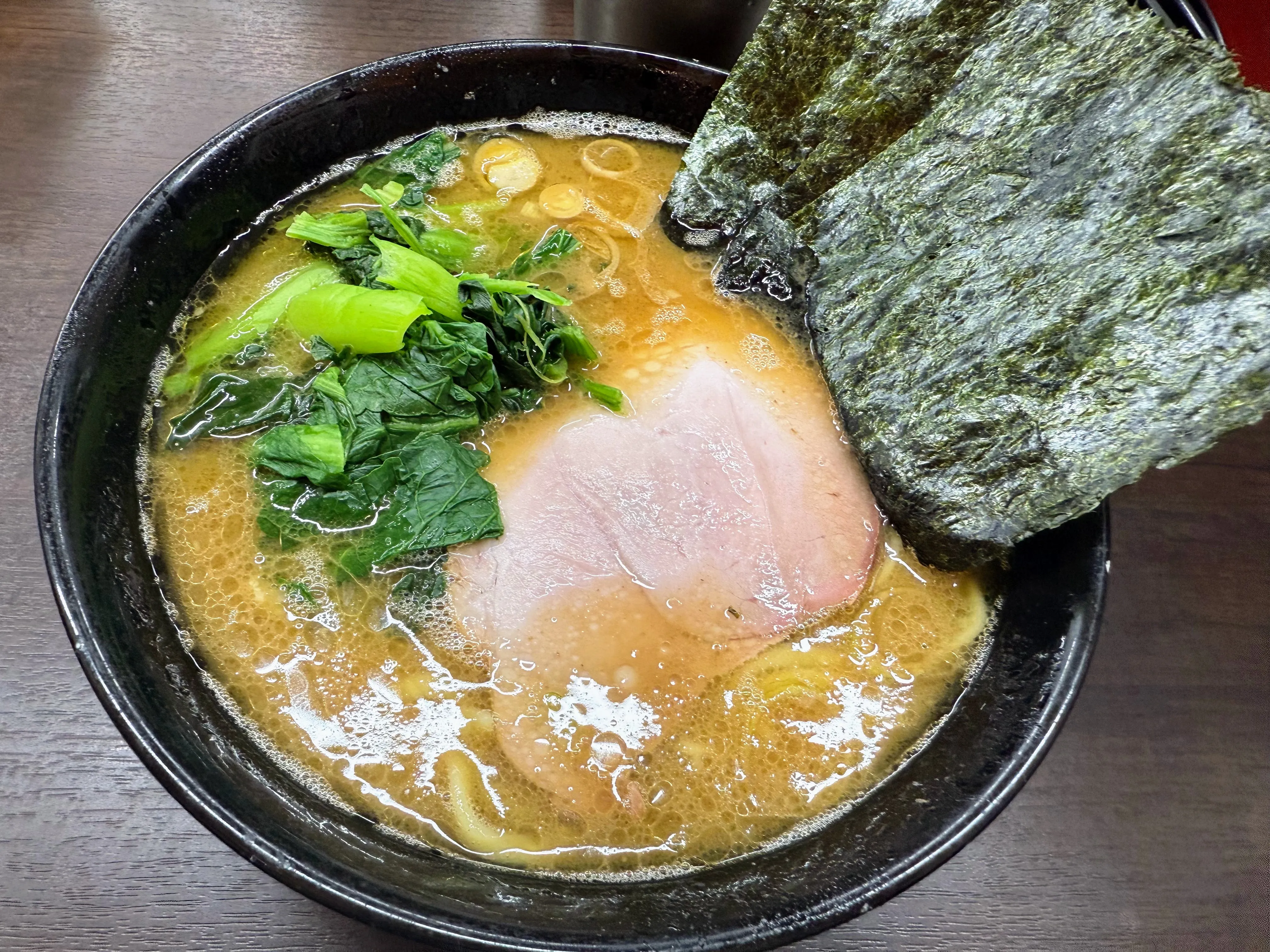 杉田家のラーメン。厚切りチャーシューと青菜、大判の海苔がのっている