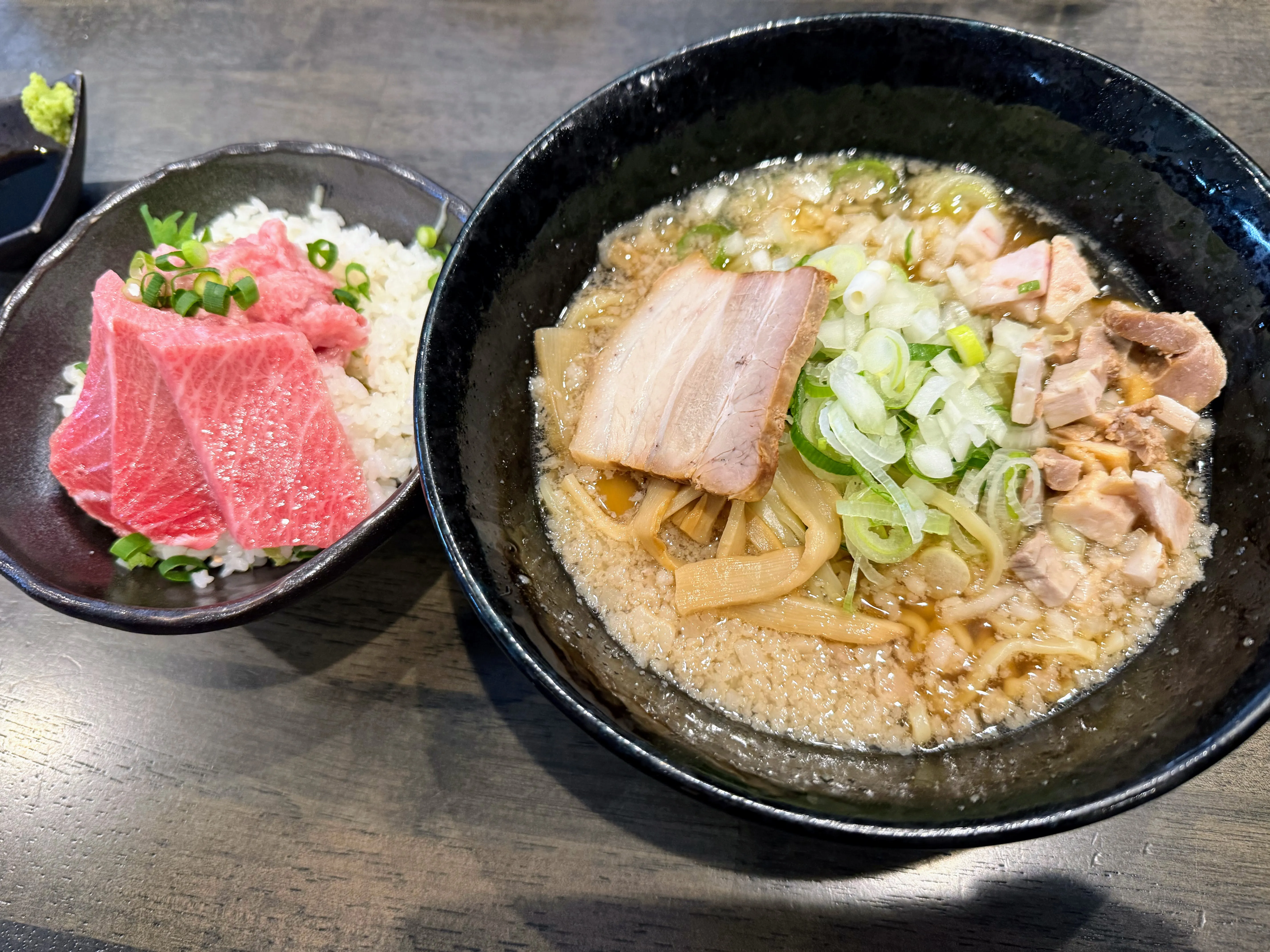 喜多方食堂 麺や玄 佐倉分店のレディースセット。喜多方ラーメンとまぐろ丼が並んでいる