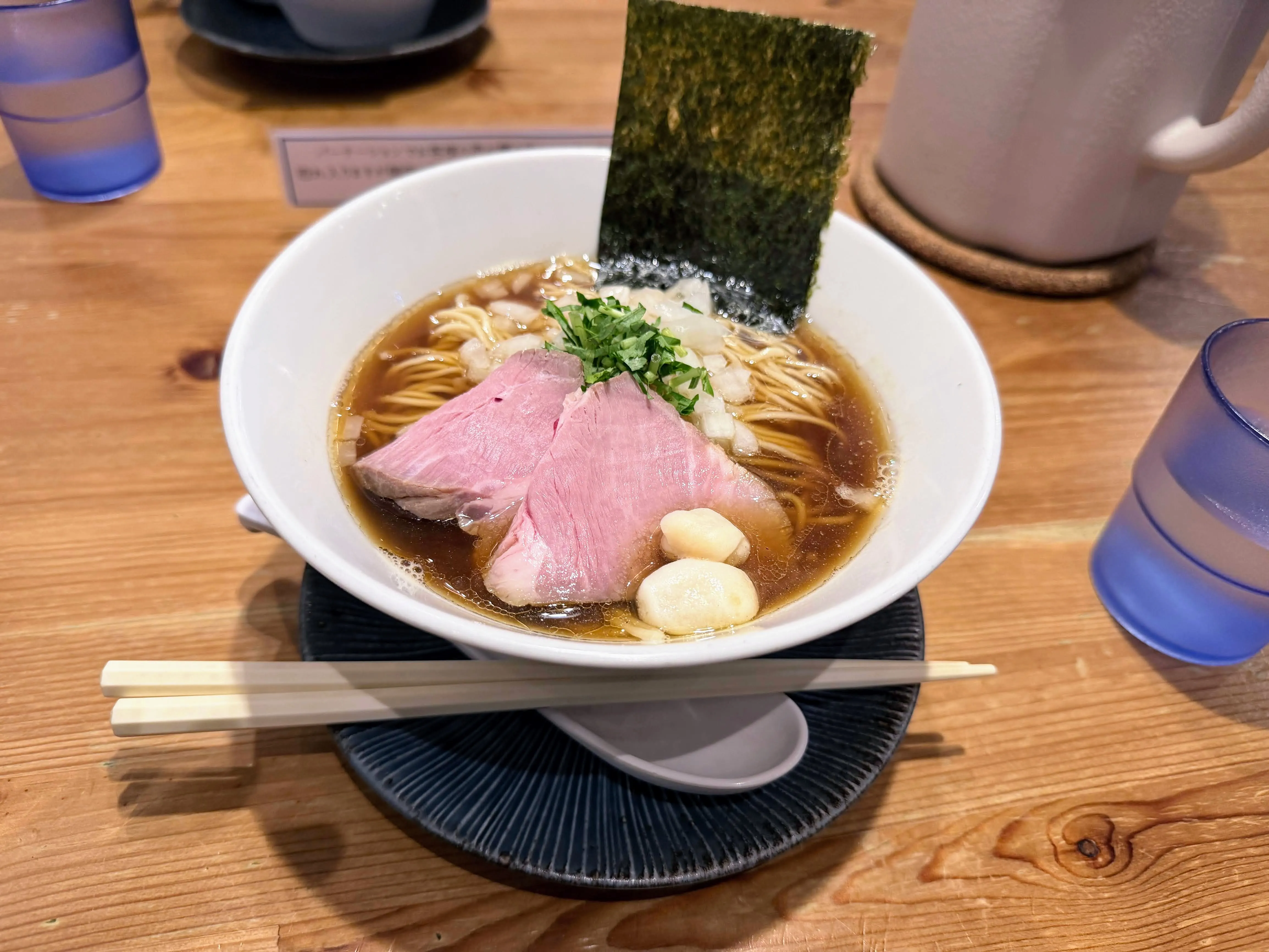 中華ソバ篤々TOKU-TOKUの煮干しソバ。厚切りチャーシューと玉ねぎ、三つ葉、海苔がのっている