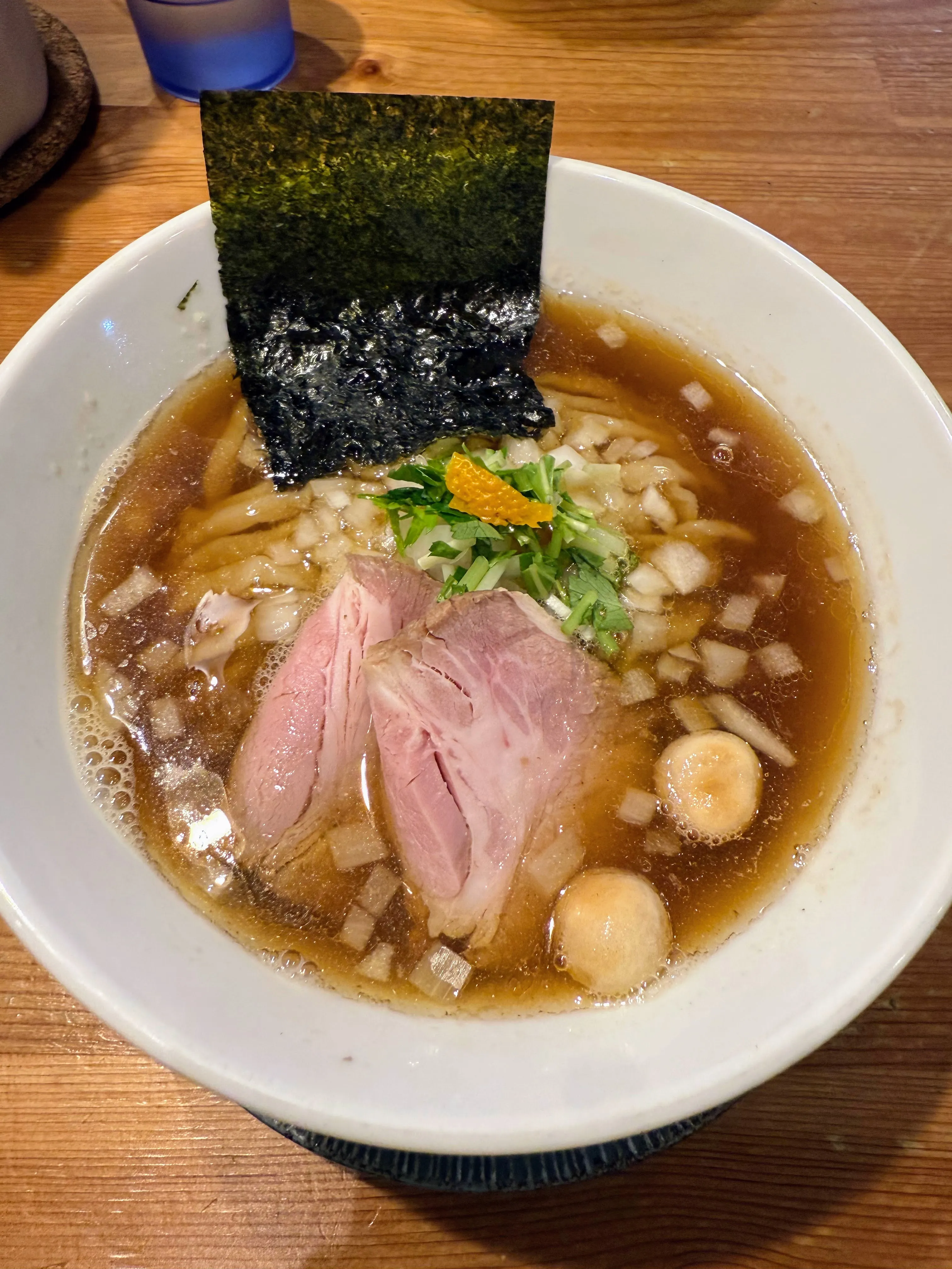 中華ソバ篤々TOKU-TOKUの煮干しソバ。ゆずと厚切りチャーシュー、味玉がのっている