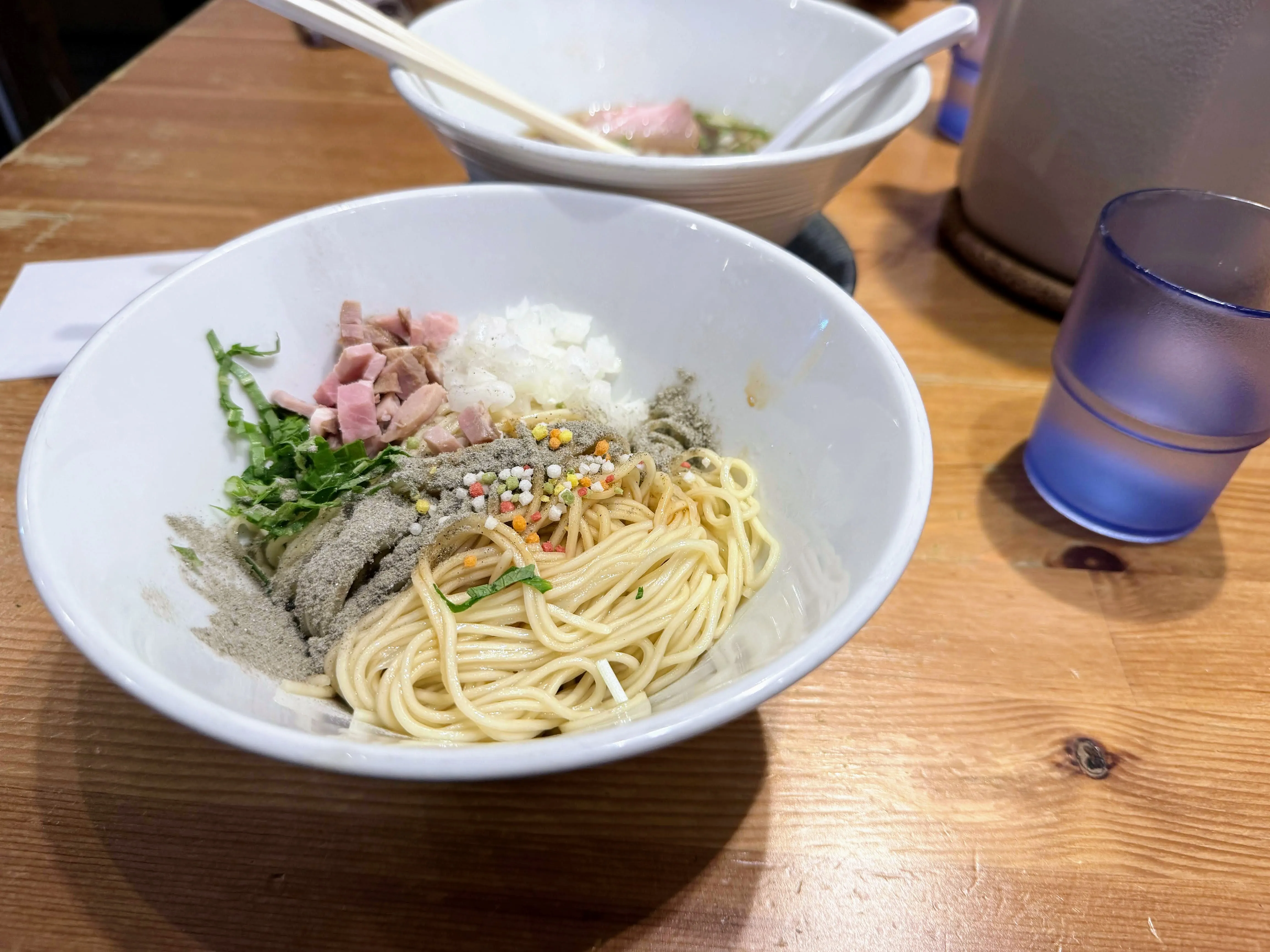 中華ソバ篤々TOKU-TOKUのあえ玉。チャーシューと玉ねぎ、三つ葉、あられがのっている