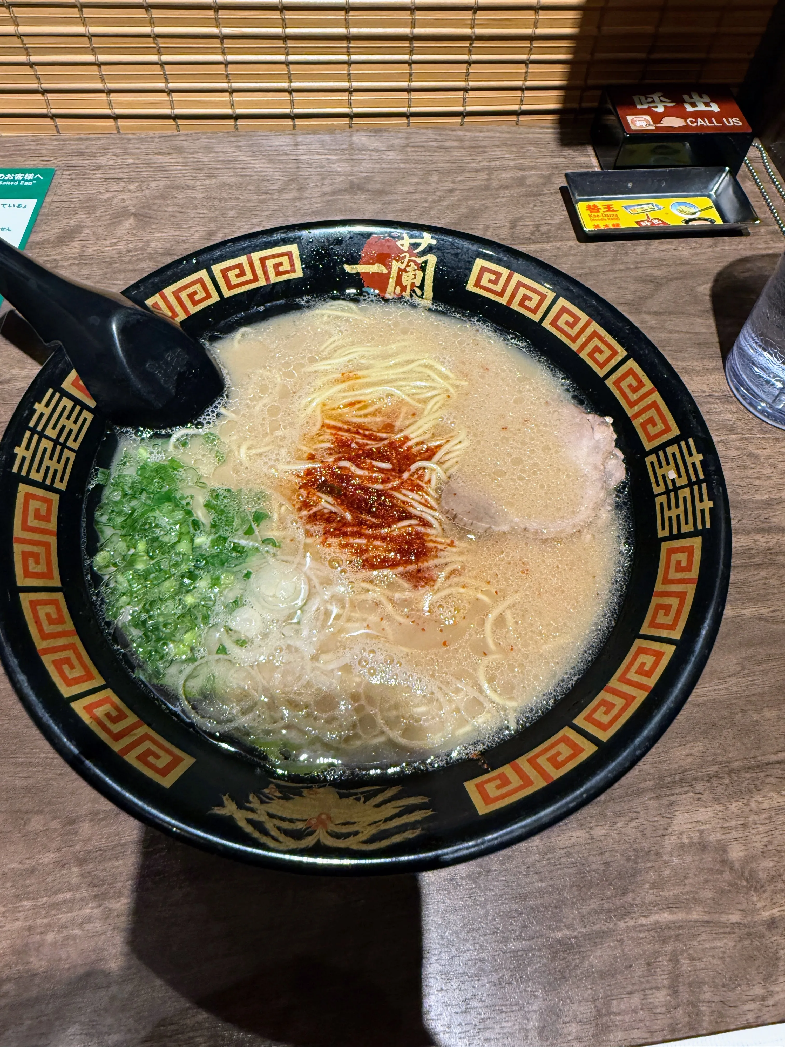 一蘭千葉出洲港店のラーメン。豚骨スープに秘伝の赤い粉と青ねぎがのっている