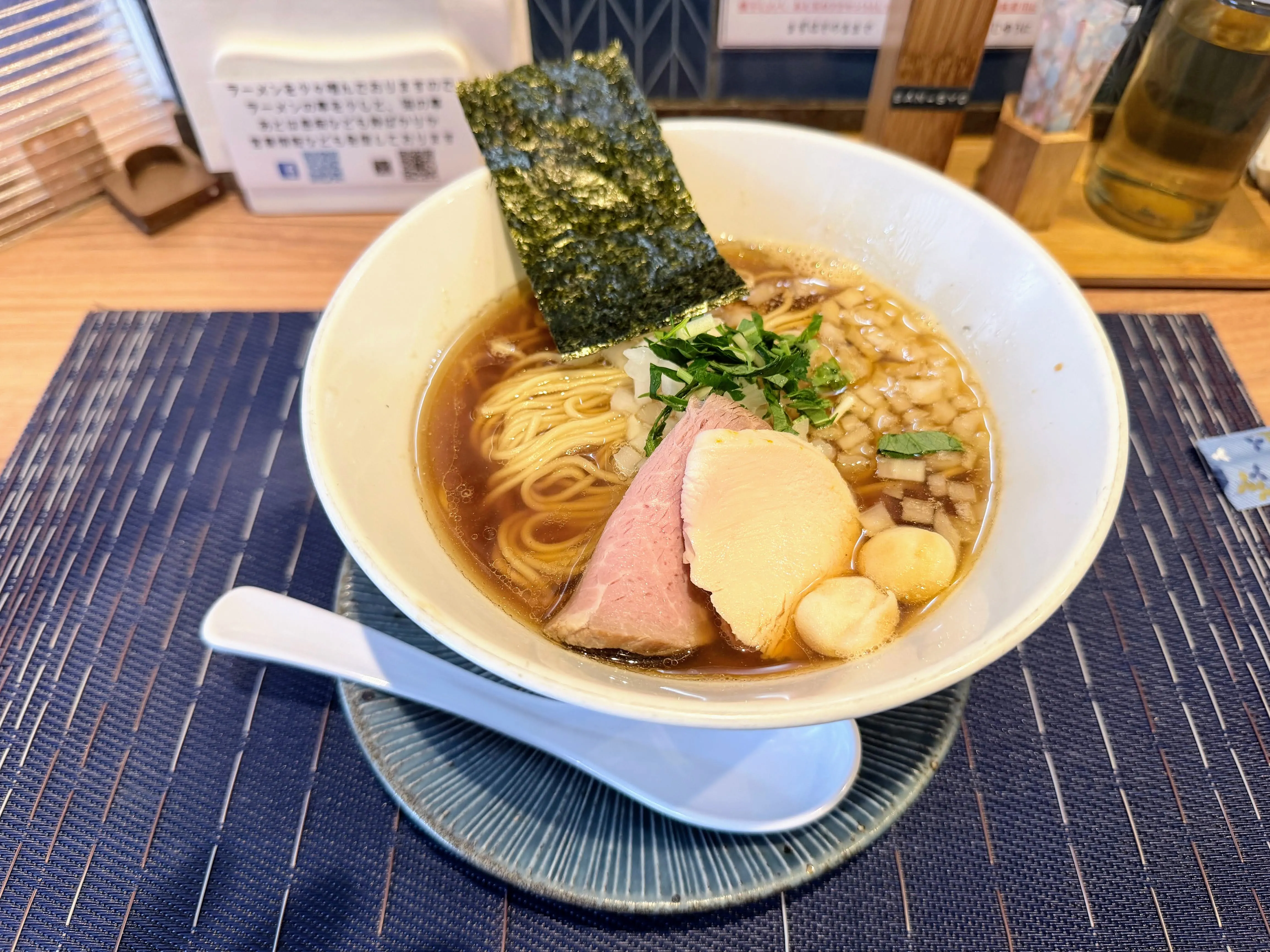 中華ソバ篤々TOKU-TOKUの煮干しソバ。ゆずと厚切りチャーシュー、玉ねぎがのっている