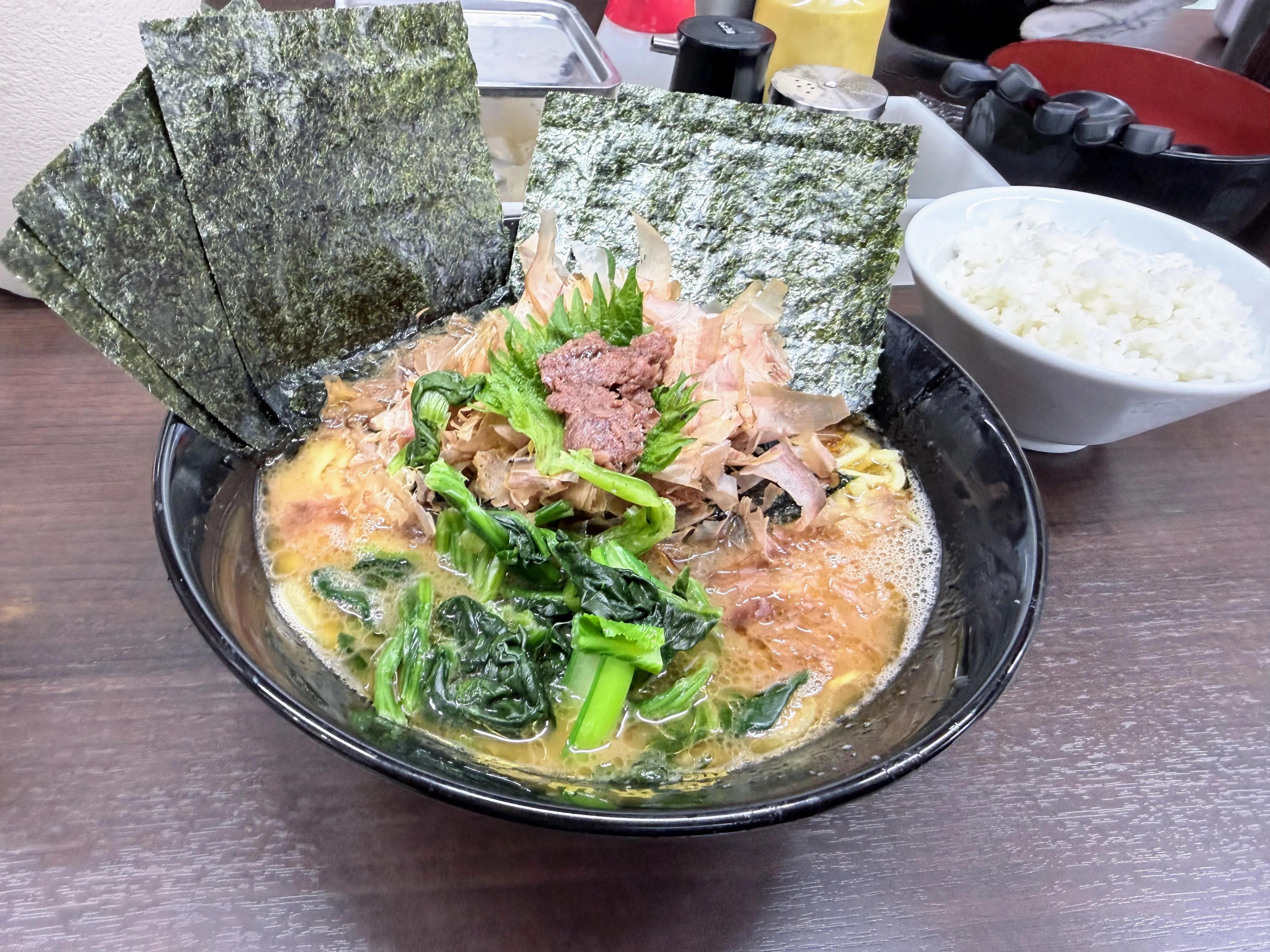 杉田家の和風ラーメン。鰹節・梅肉・青菜がたっぷりとのっている
