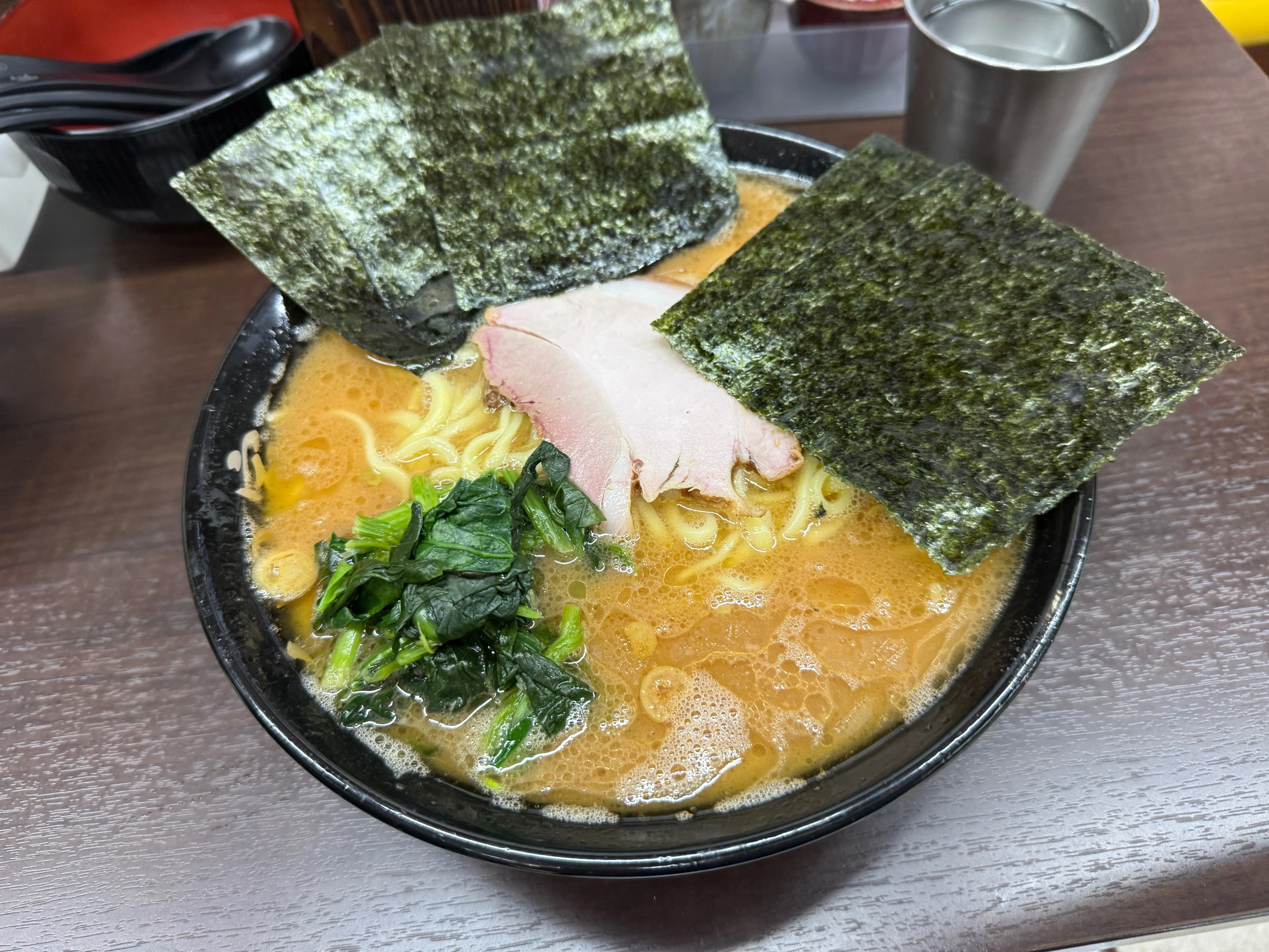 杉田家のラーメン。厚切りチャーシューと青菜、大判の海苔がのっている