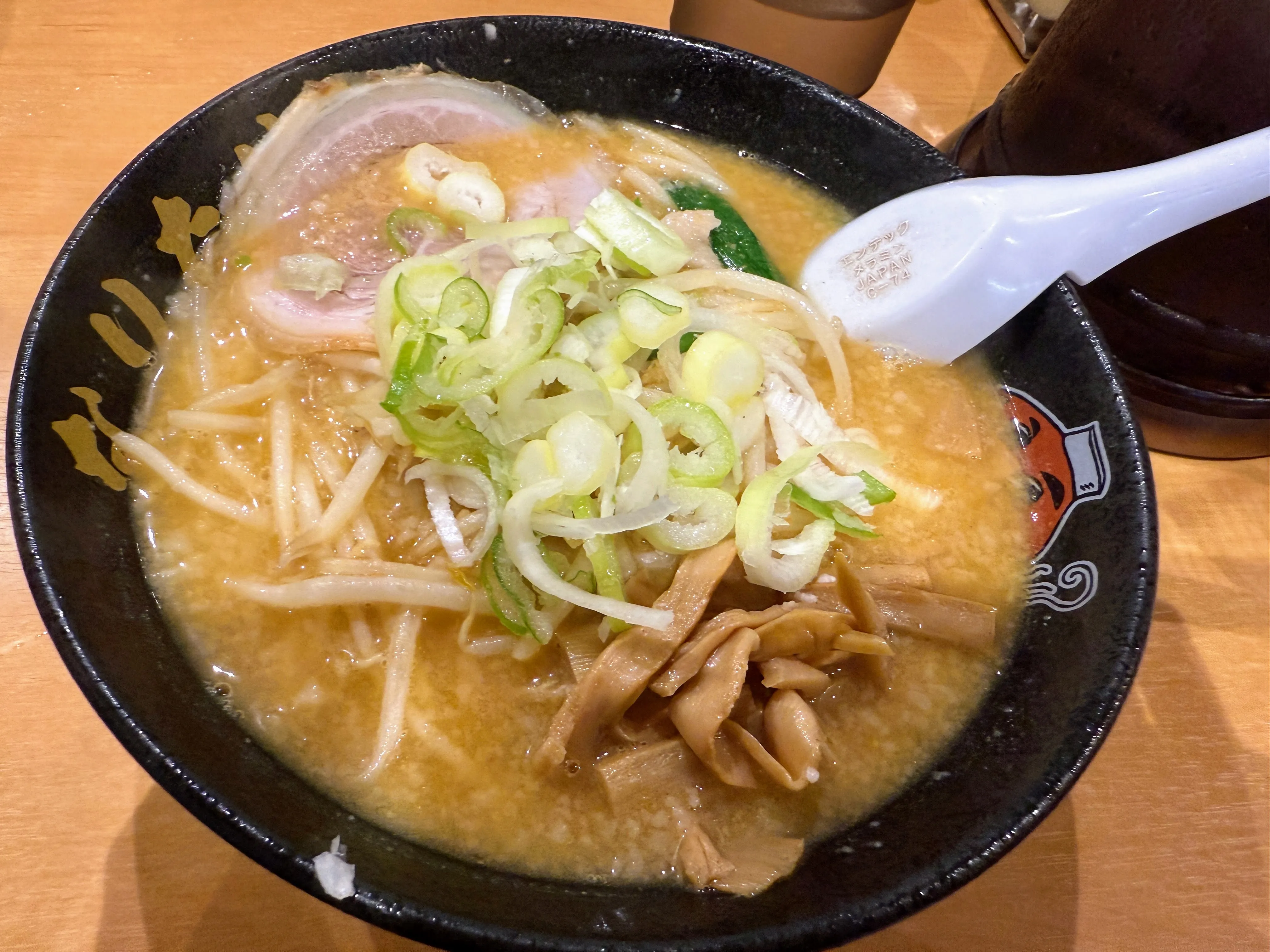 こってりらーめんなりたけの味噌ラーメン。白髪ねぎ・もやし・メンマがのっている