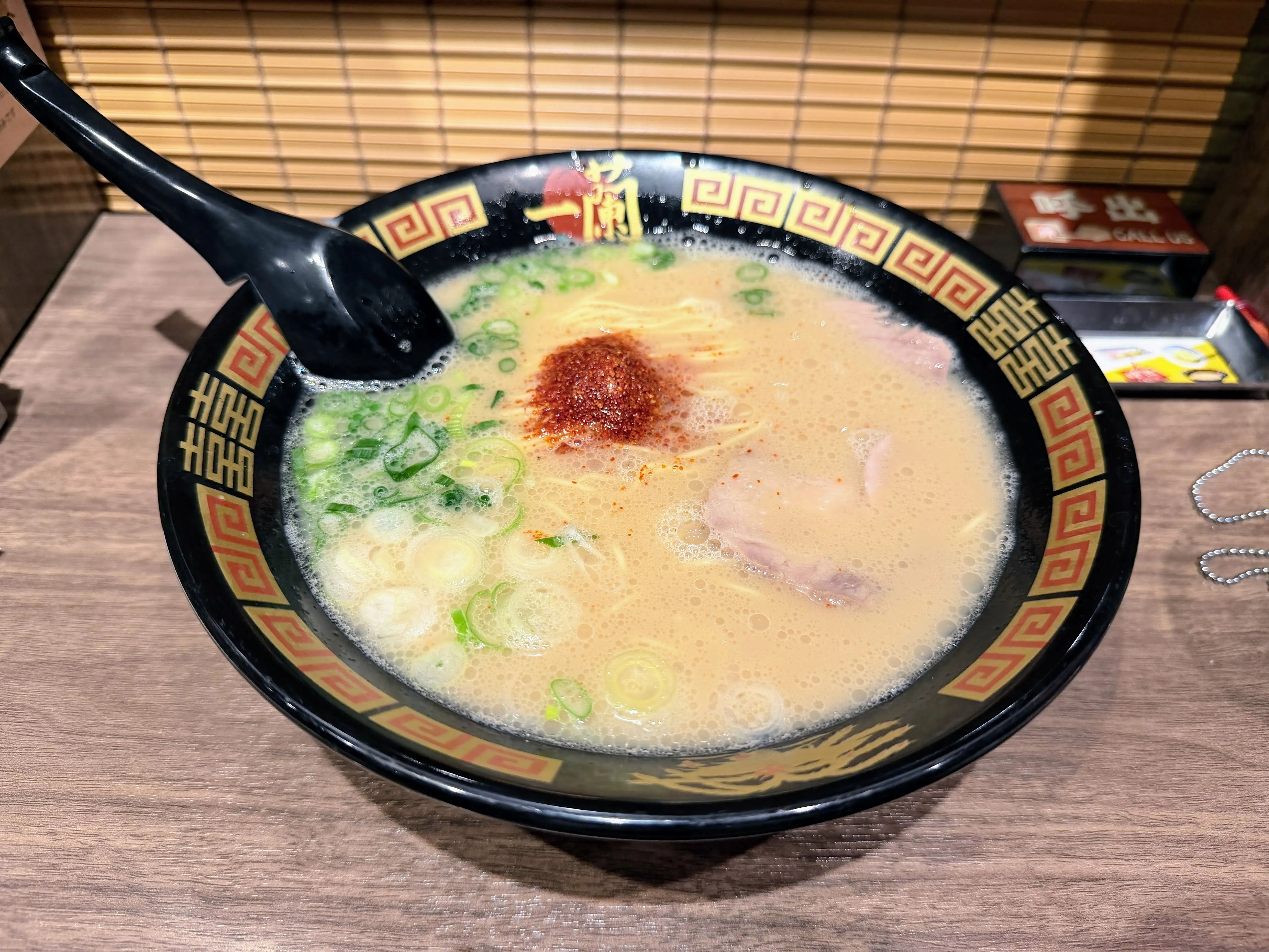 一蘭千葉出洲港店のラーメン。豚骨スープに秘伝の赤い粉と青ねぎがのっている