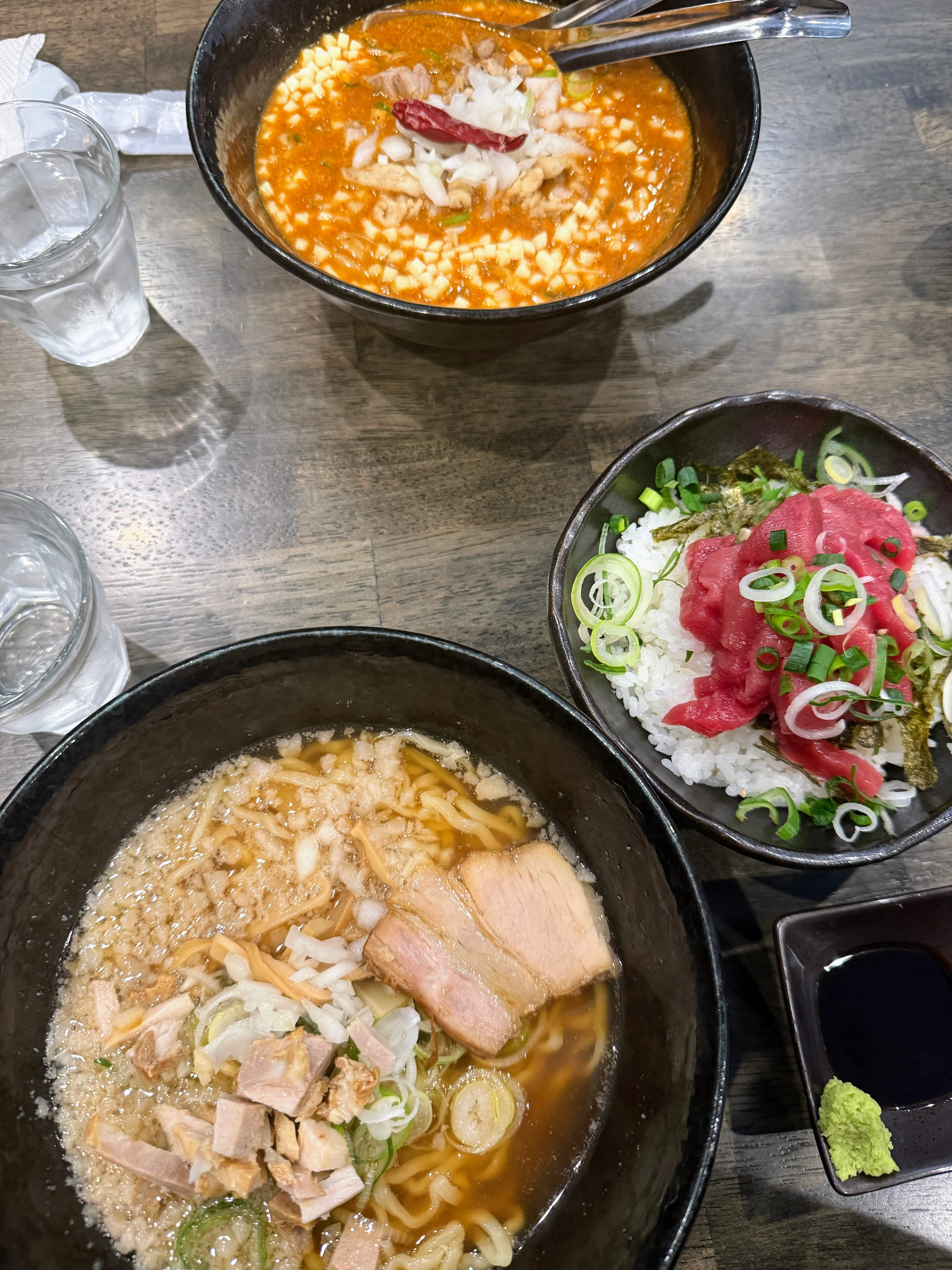 喜多方食堂 麺や玄 佐倉分店のレディースセットと喜多方担々麺、まぐろ丼が並んでいる