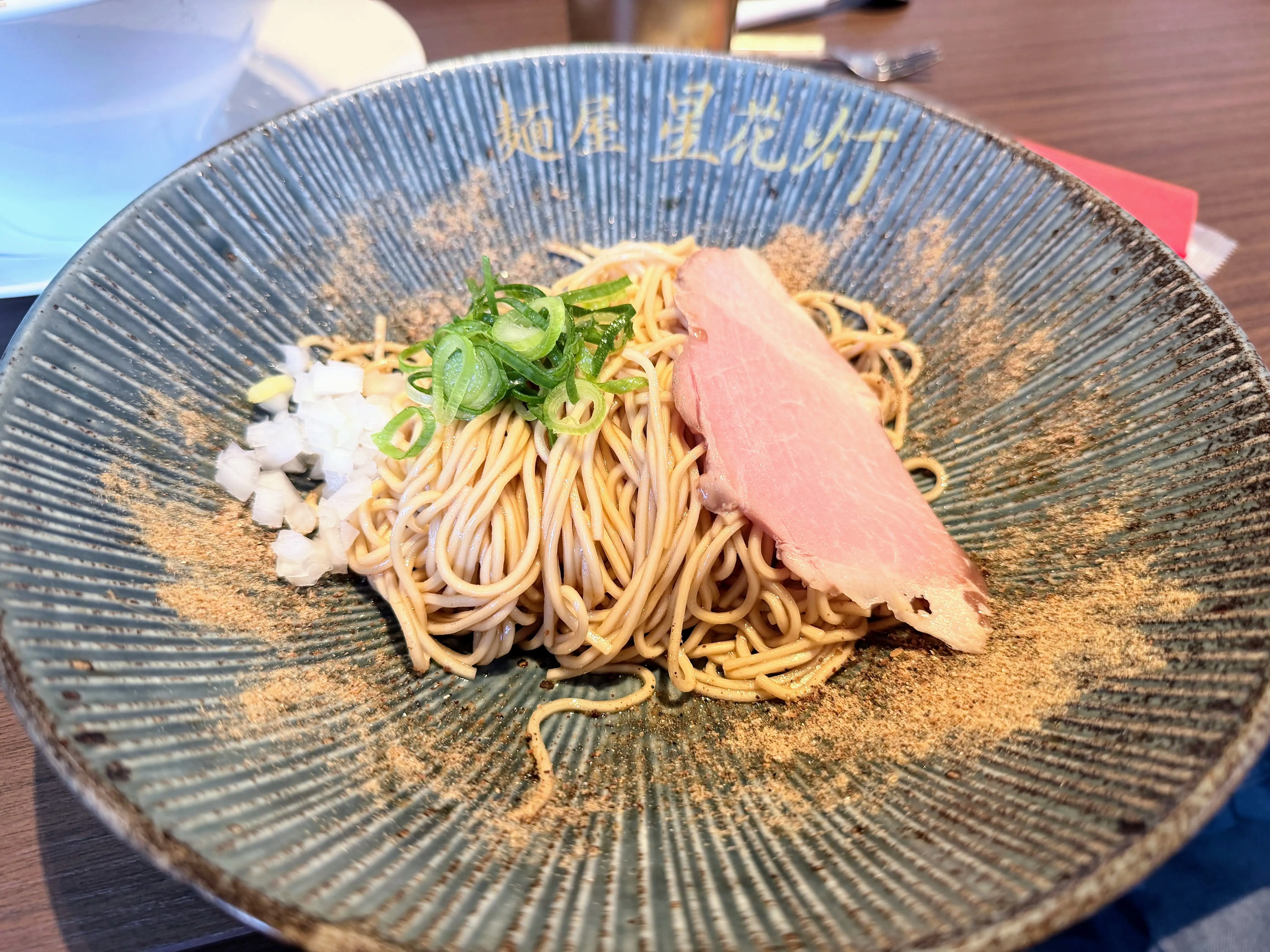 麺屋星花灯の副皿。魚粉と玉ねぎ、青ねぎ、薄切りチャーシューがのっている