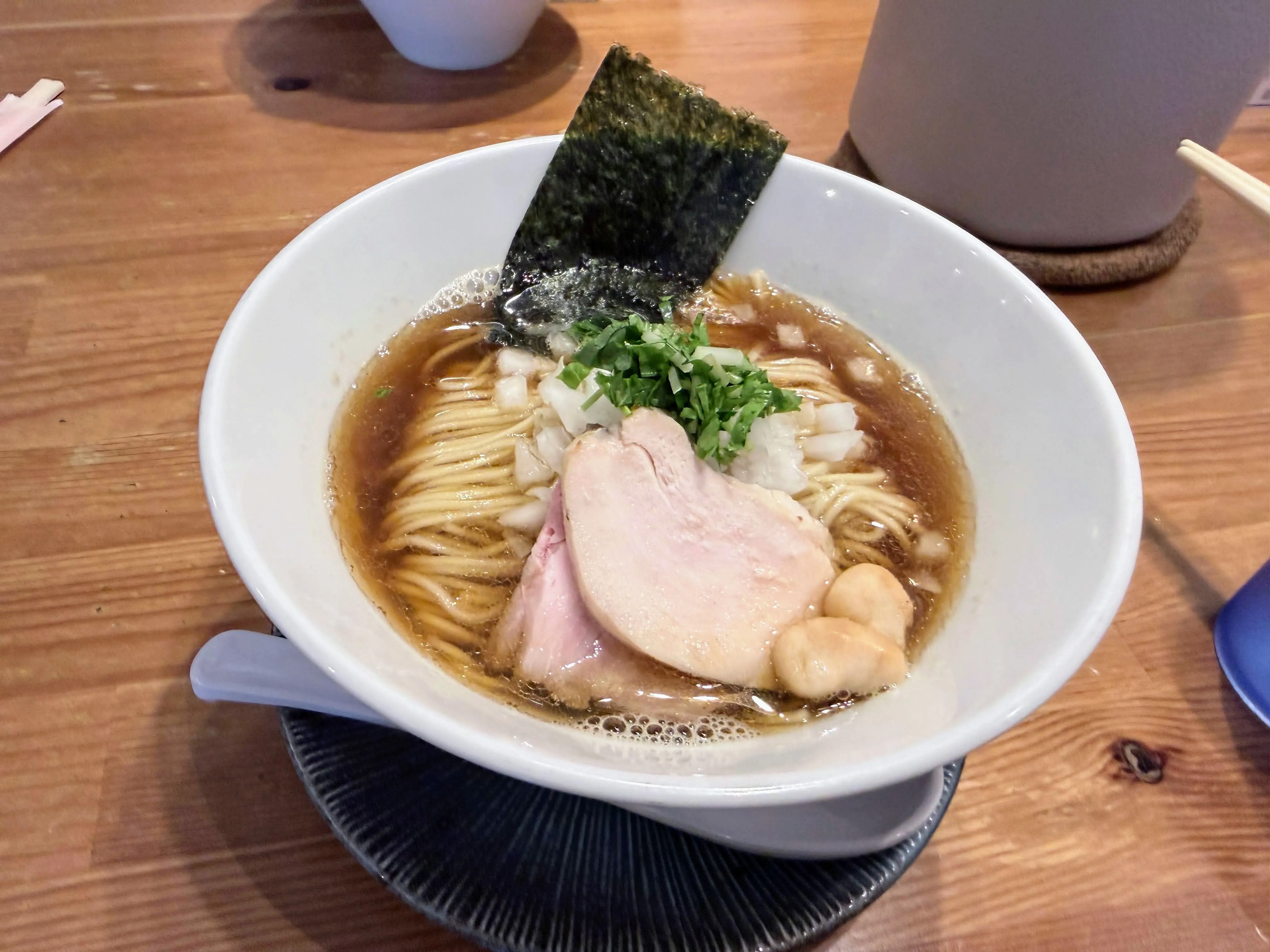 中華ソバ篤々TOKU-TOKUの煮干しソバ。厚切りチャーシューと三つ葉、白玉麩がのっている