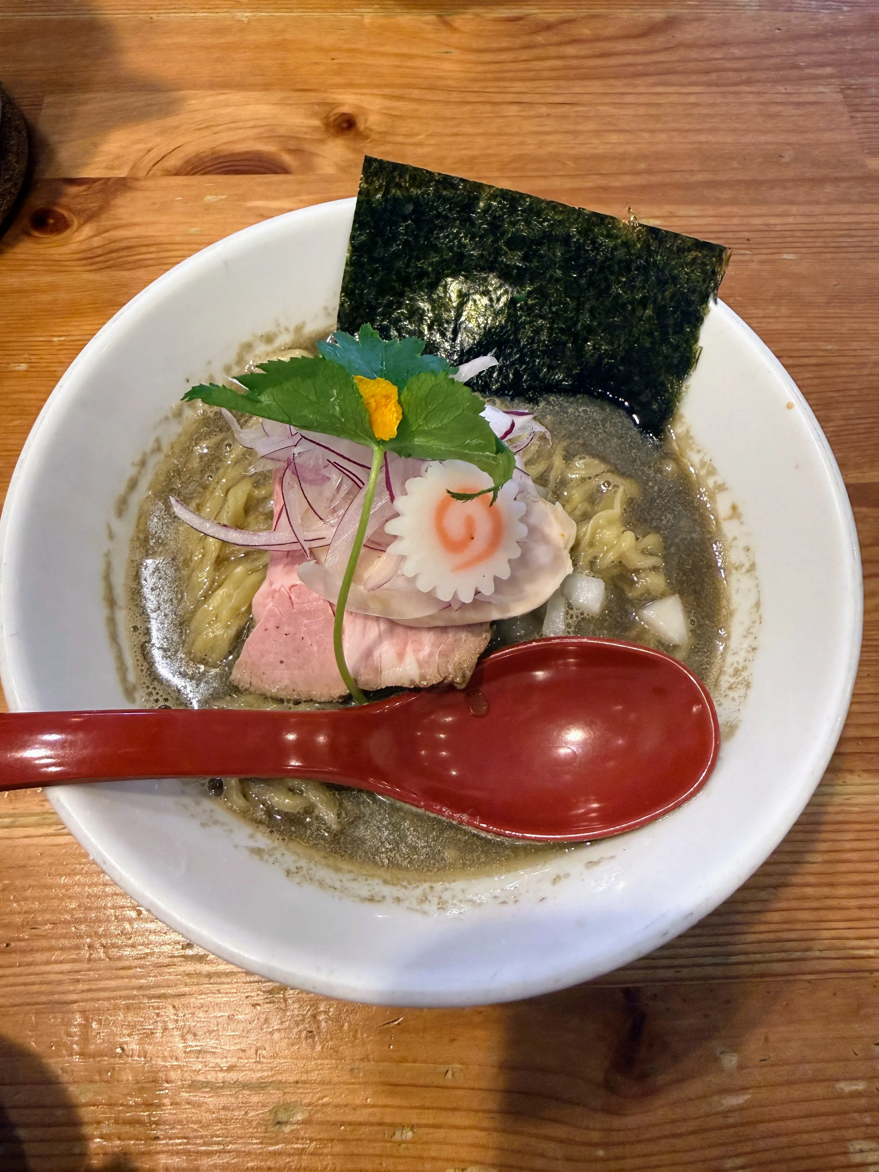 中華ソバ篤々TOKU-TOKUの裏ニボ。細工かまぼこと三つ葉、赤玉ねぎがのっている