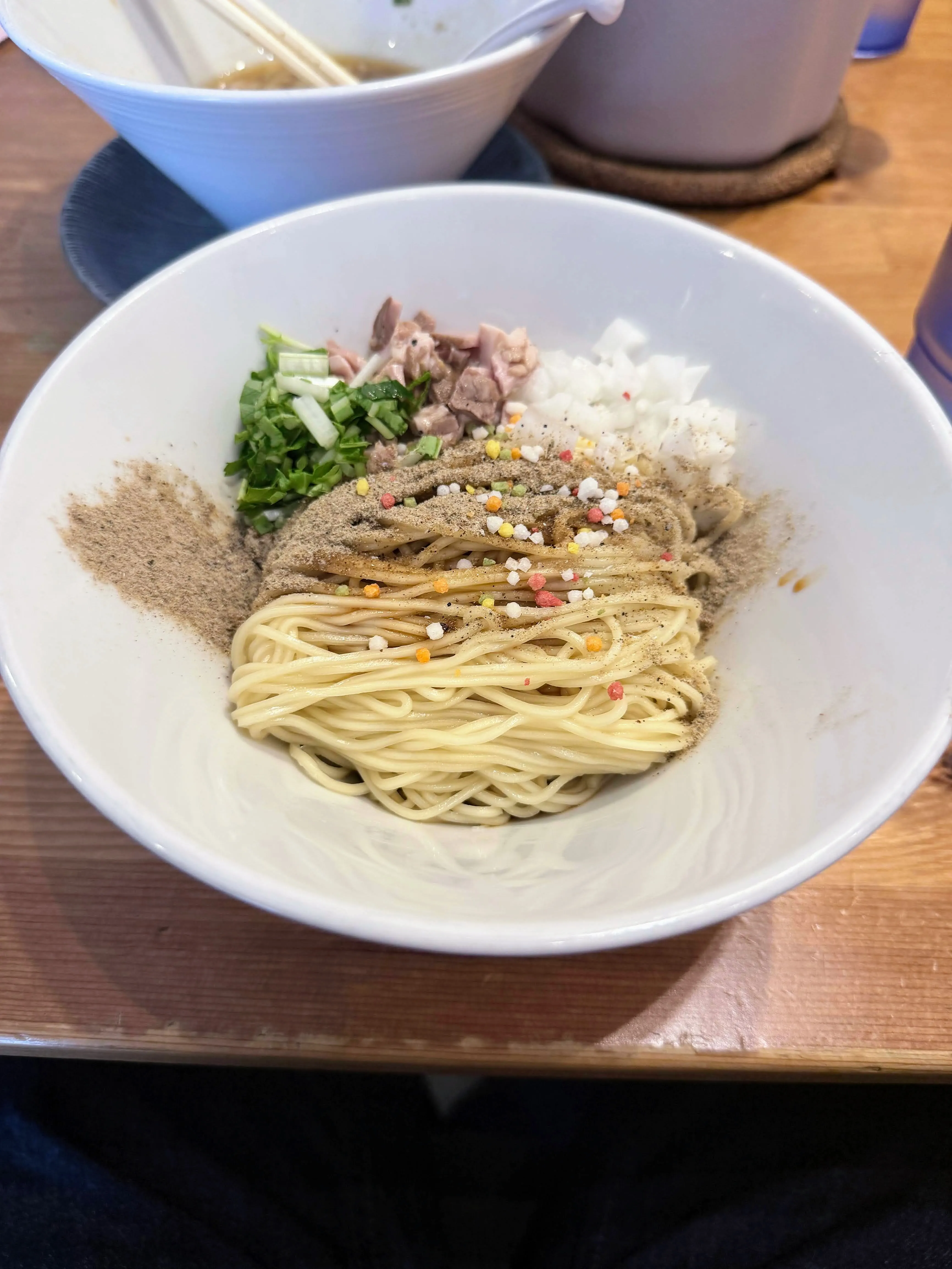 中華ソバ篤々TOKU-TOKUのあえ玉。魚粉と玉ねぎ、鶏肉、あられがのっている