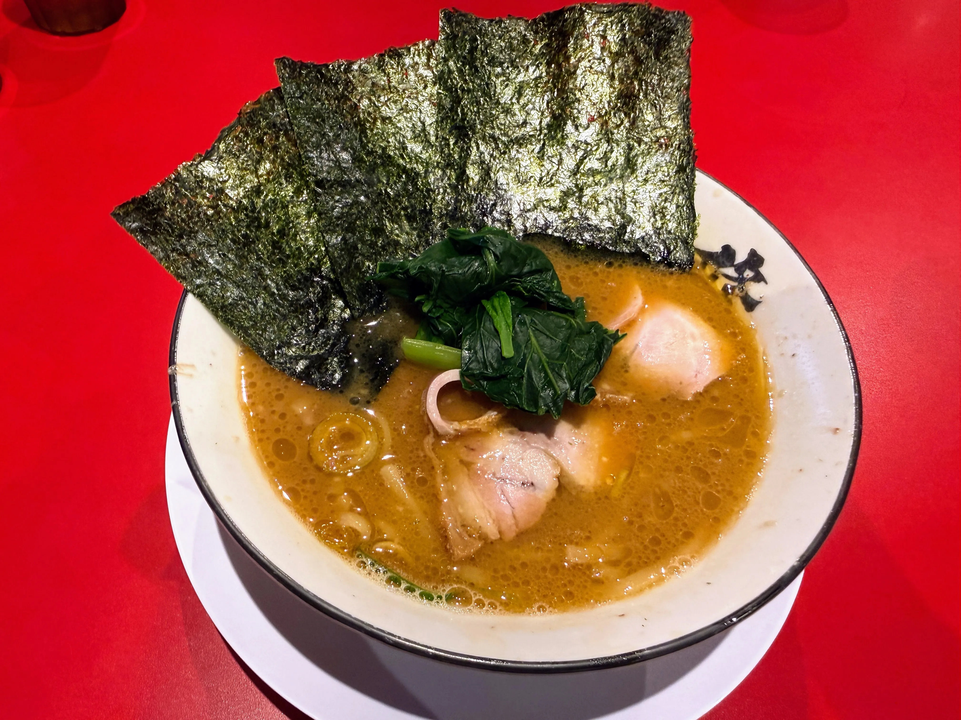 王道家直系修のラーメン。厚切りチャーシューと青菜、大判の海苔がのっている