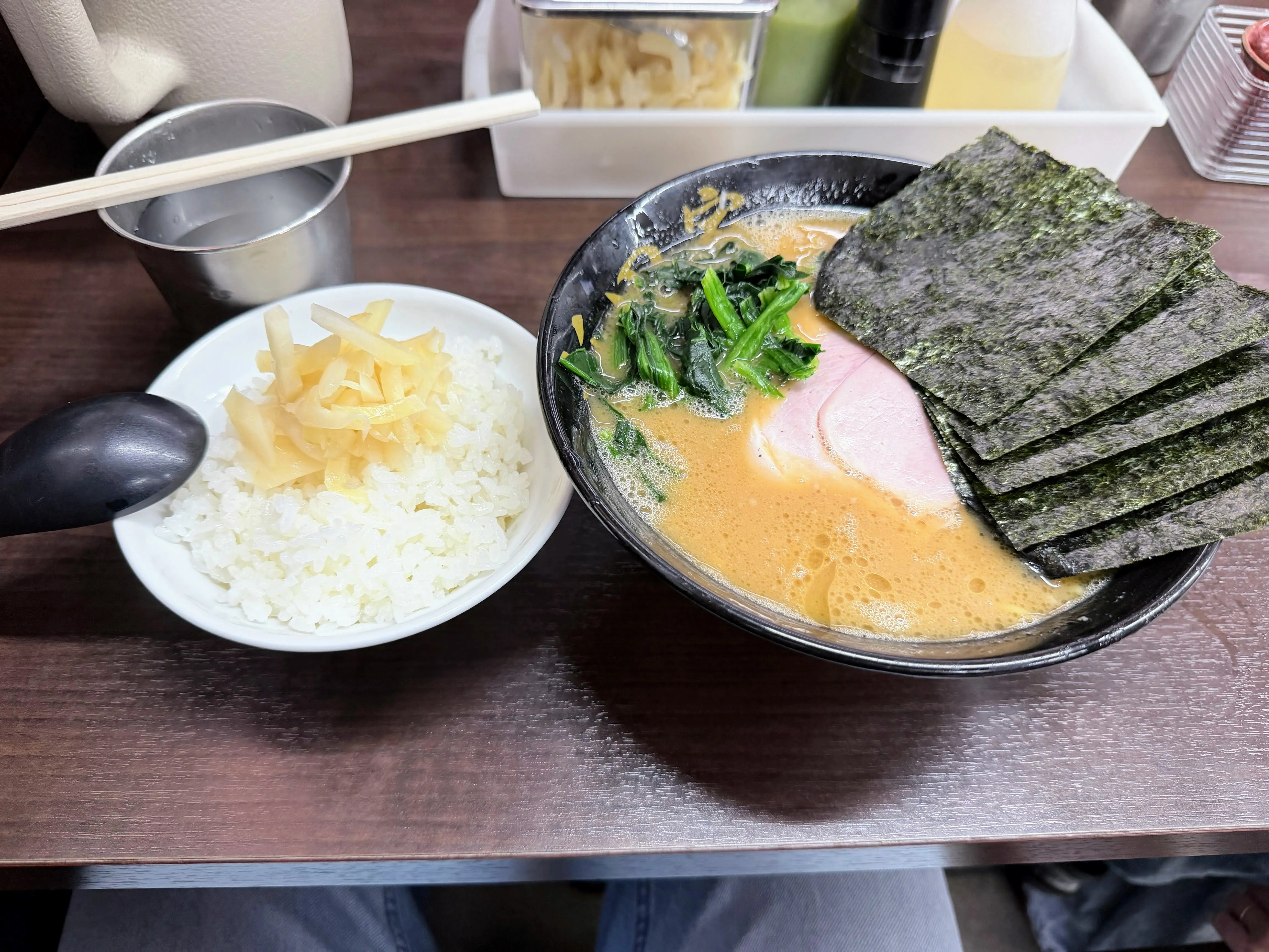 杉田家のラーメン。厚切りチャーシューと青菜、大判の海苔がのっている