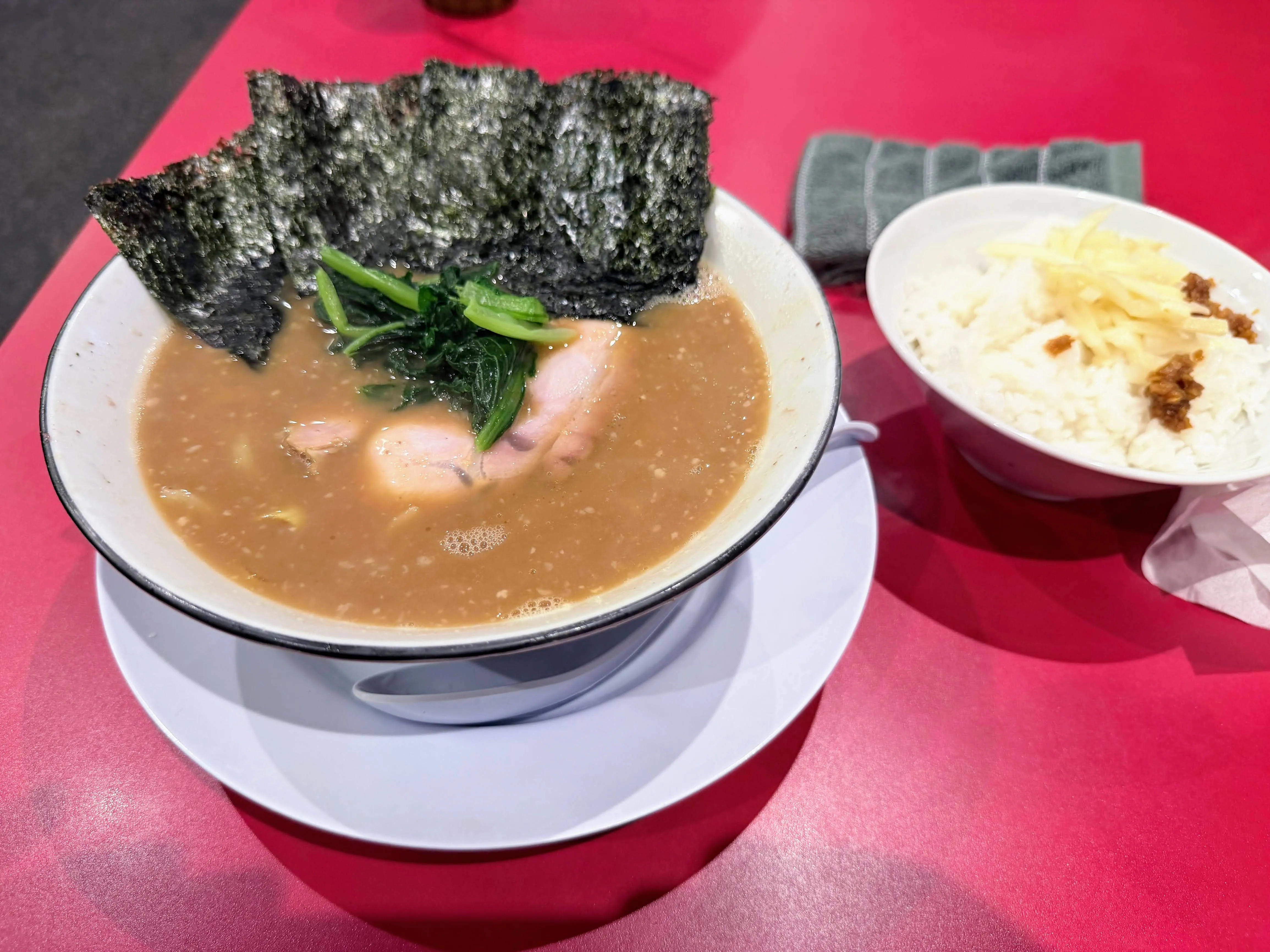 王道家直系修のラーメン。厚切りチャーシューと青菜、大判の海苔がのっている
