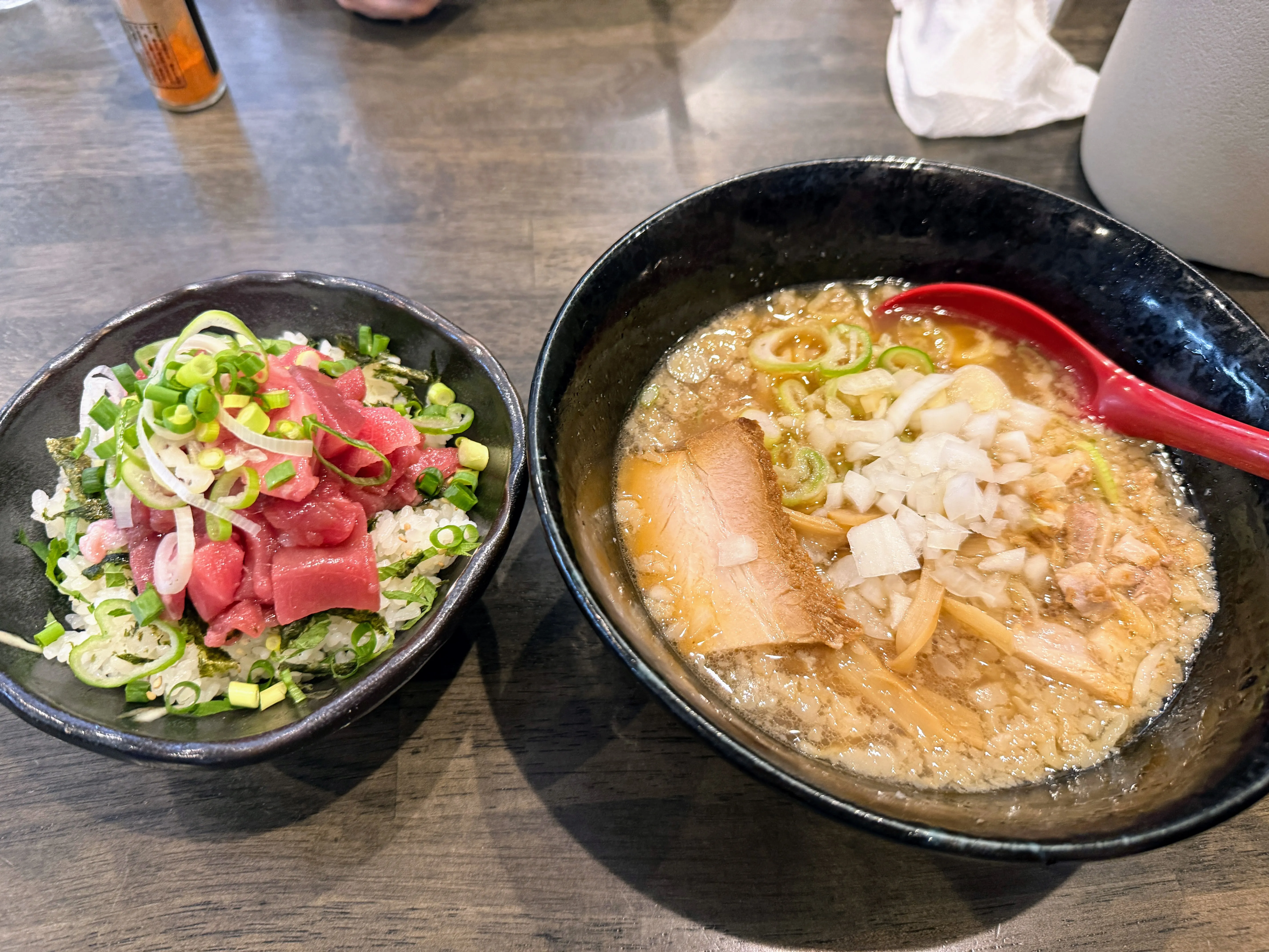 喜多方食堂 麺や玄 佐倉分店のレディースセット。喜多方ラーメンとまぐろ丼が並んでいる