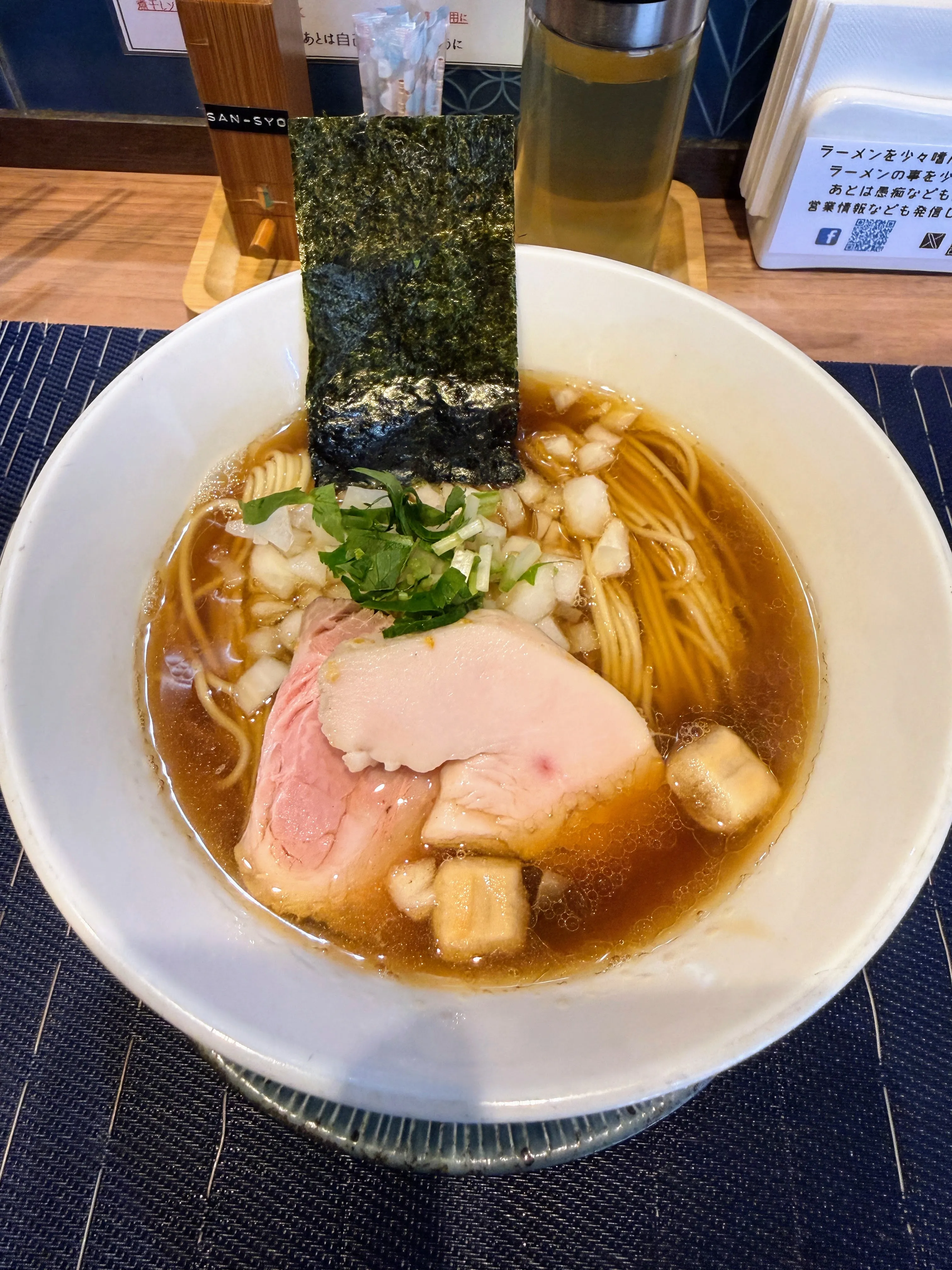 中華ソバ篤々TOKU-TOKUの煮干しソバ。三つ葉と大根、厚切りチャーシューがのっている