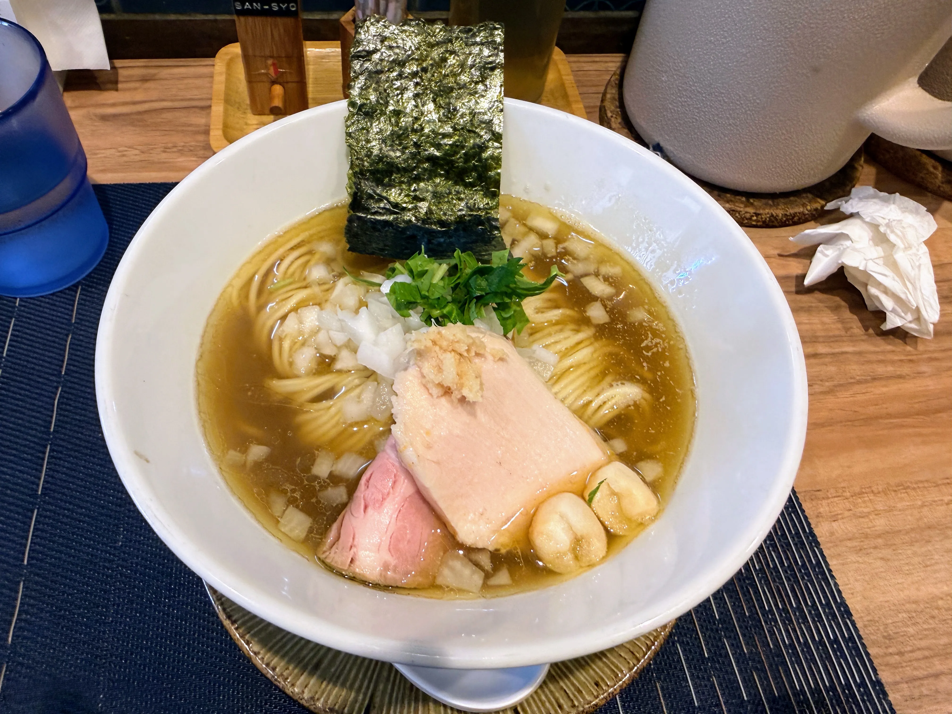 中華ソバ篤々TOKU-TOKUの生姜煮干しソバ。すりおろし生姜がたっぷりとのっている